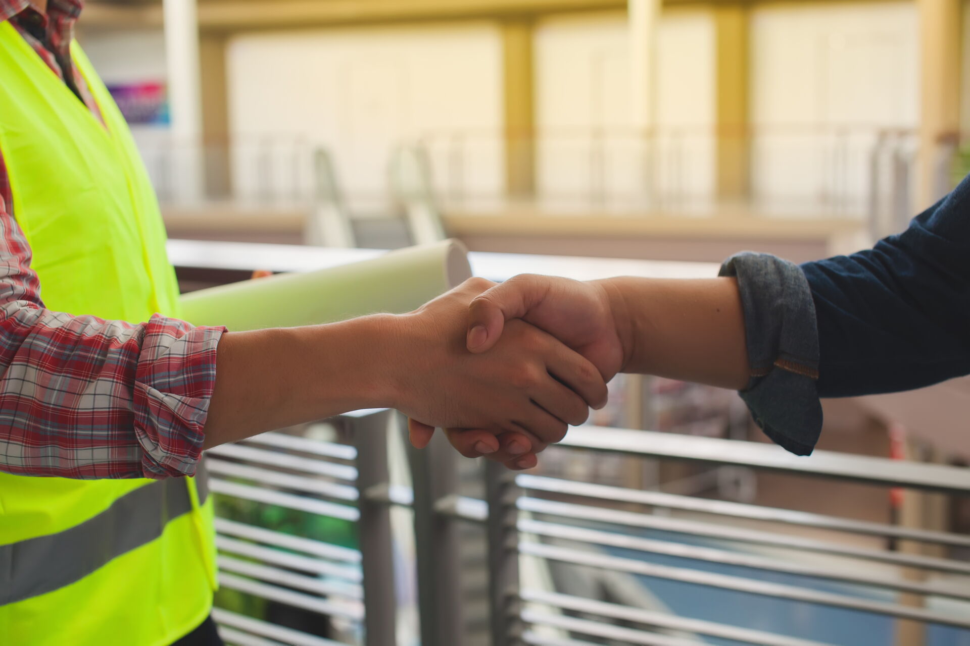 Profitieren Sie von unseren Vorteilen für Partner Handerker schüttelt Hand vom Auftraggeber bzw. Partner