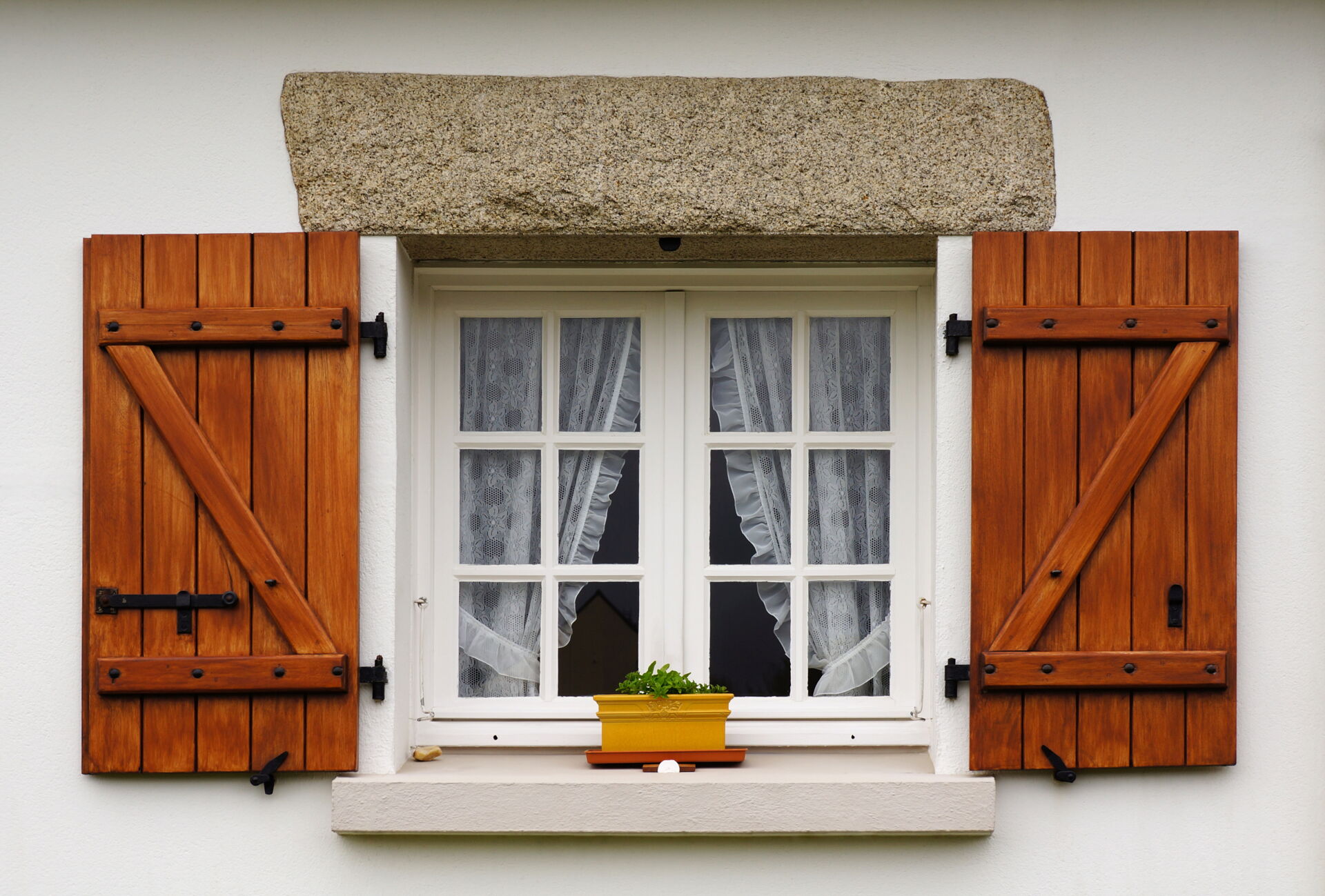 Fenster mit zwei Holzfensterläden - Blick von draußen